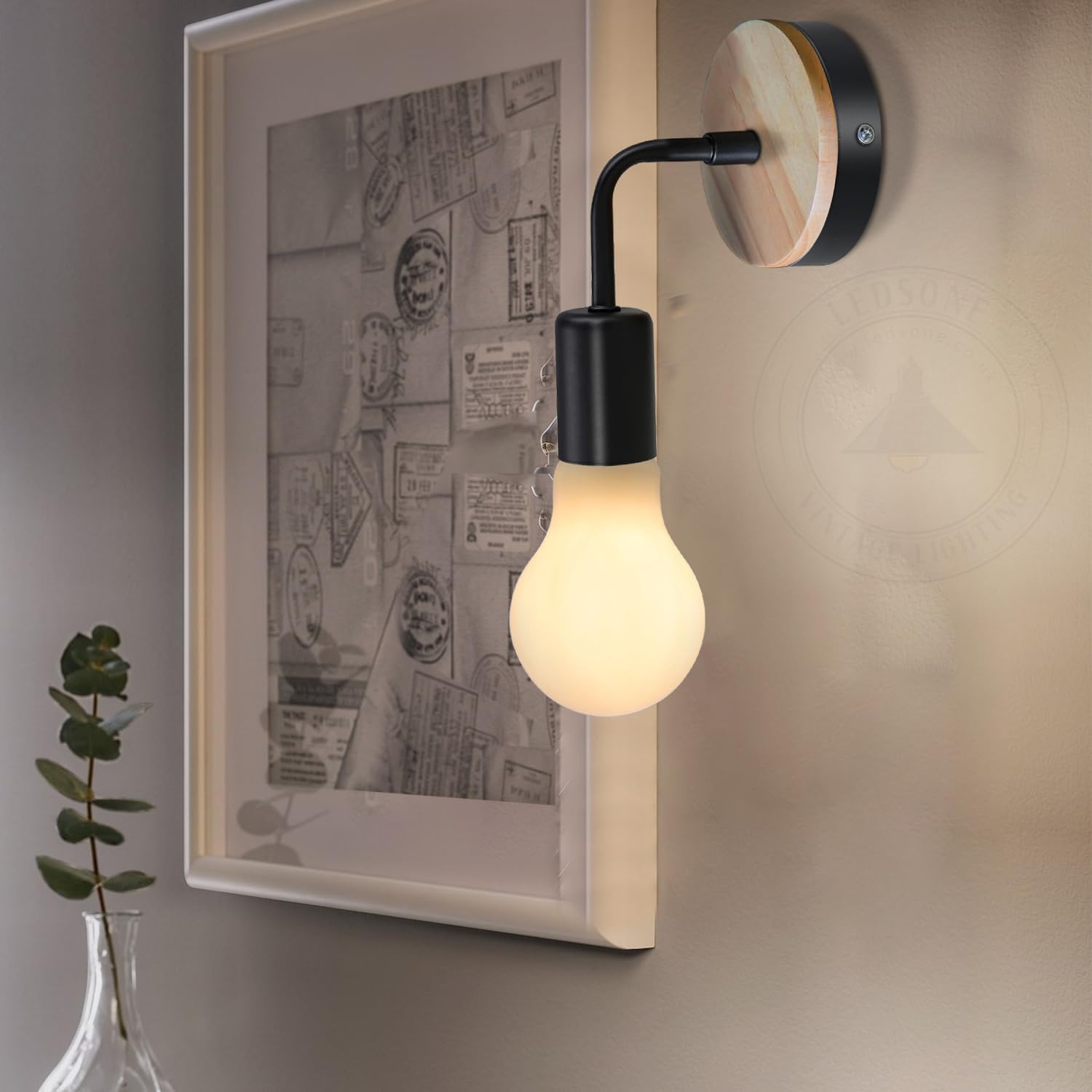 wall-mounted lighting fixture 